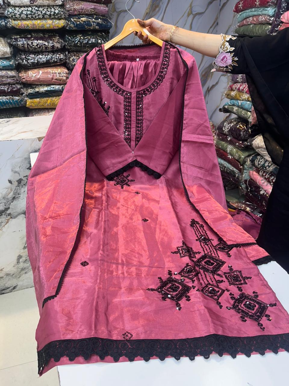PAKISTANI SUITS