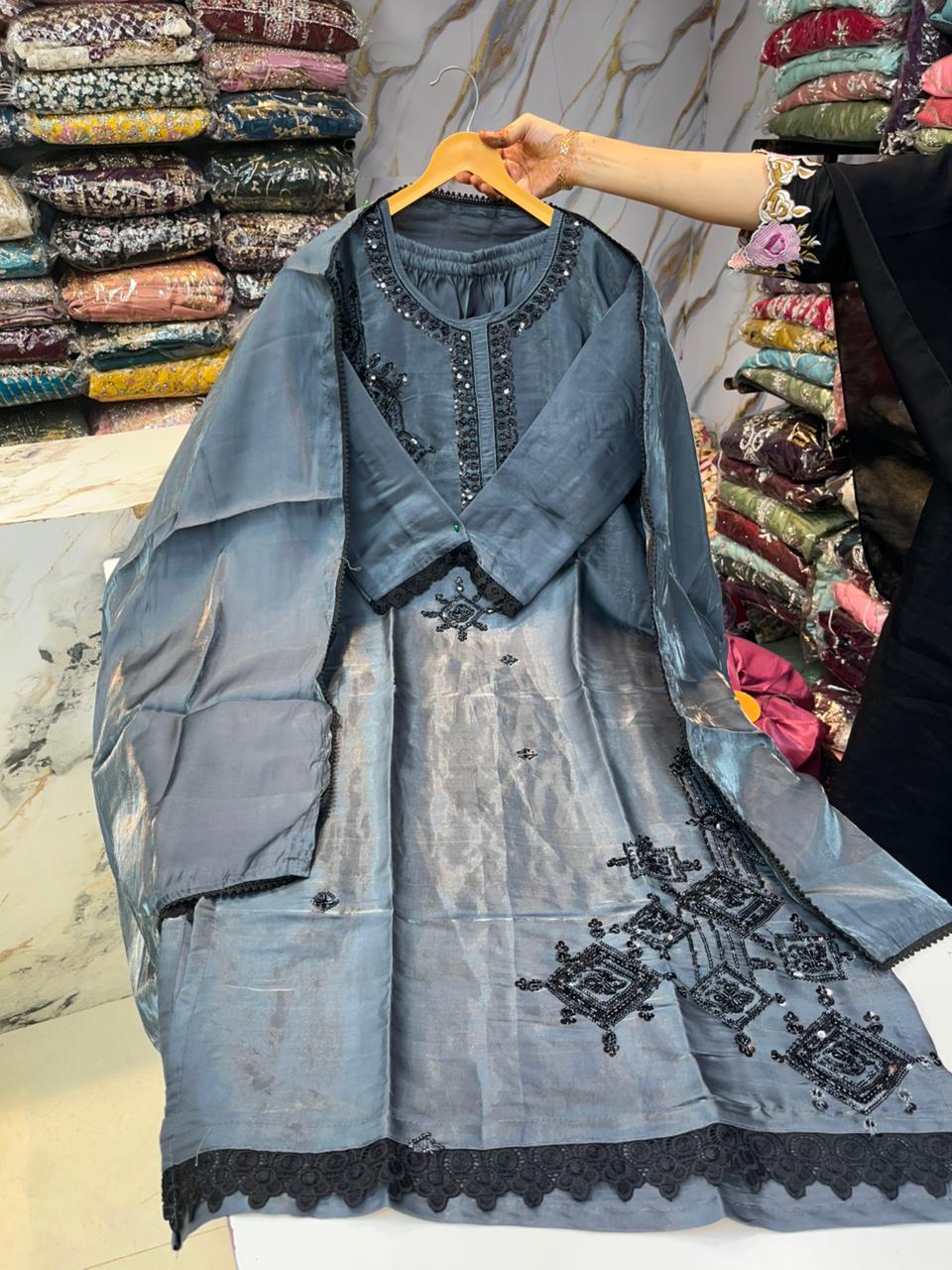 PAKISTANI SUITS