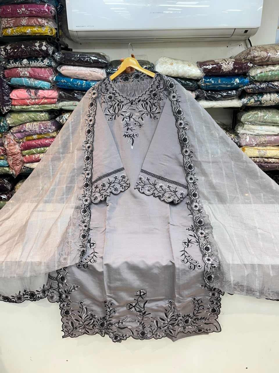 PAKISTANI SUIT EMBROIDED 1138