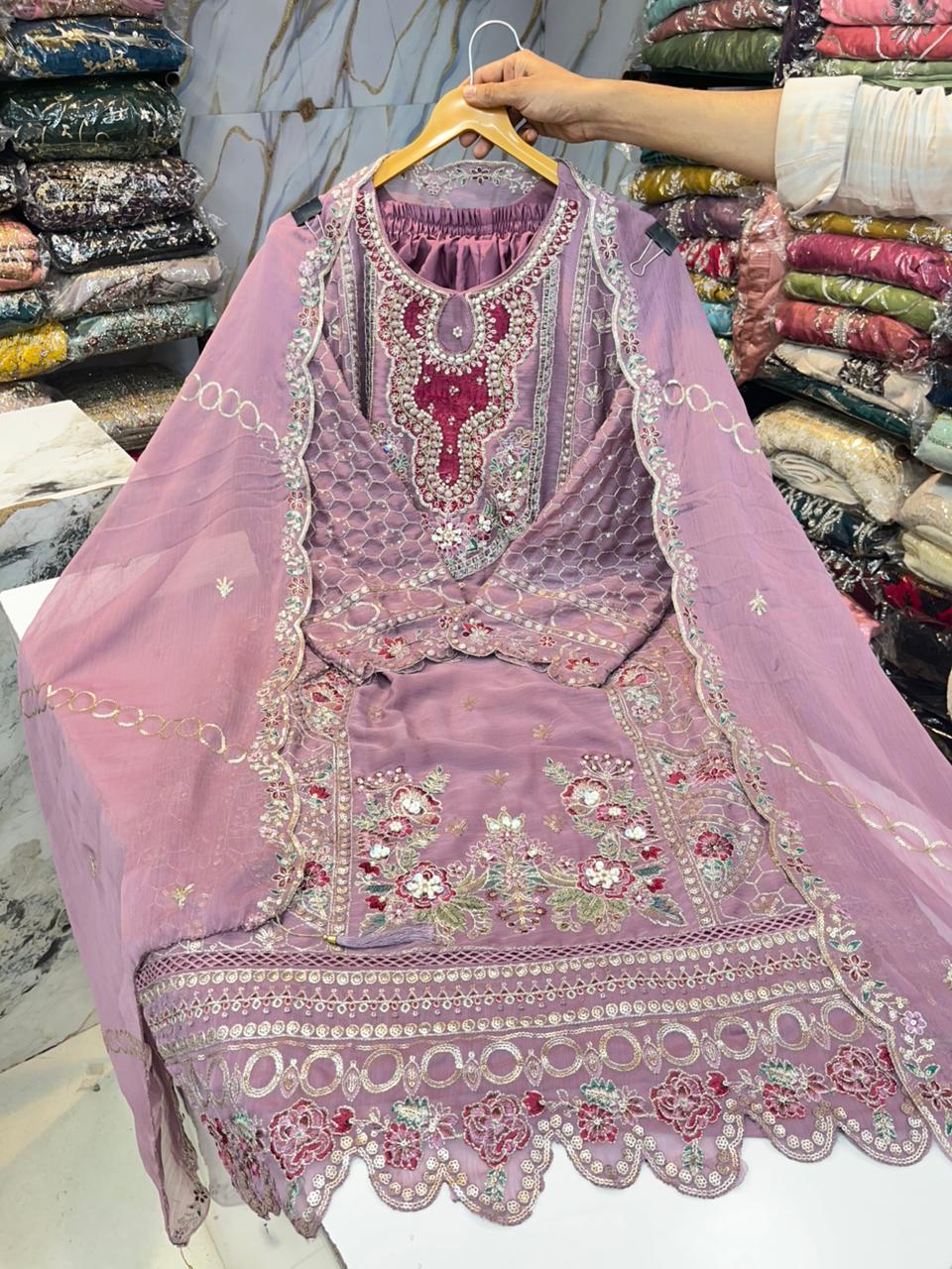 PAKISTANI SUITS