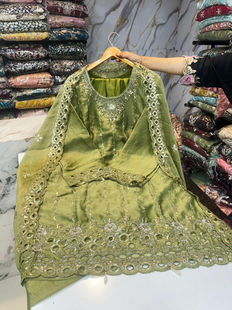 PAKISTANI SUITS